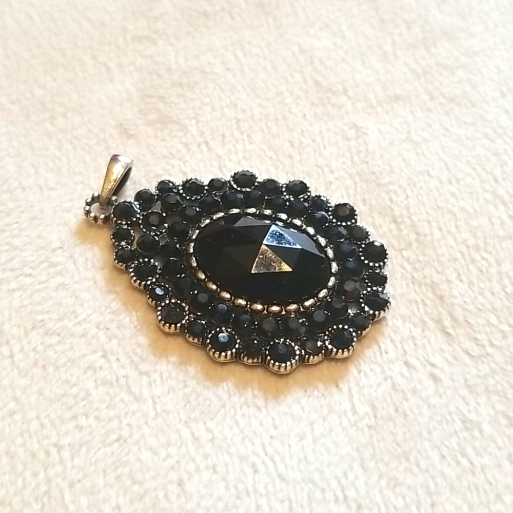 Vintage 1980's black pendant necklace